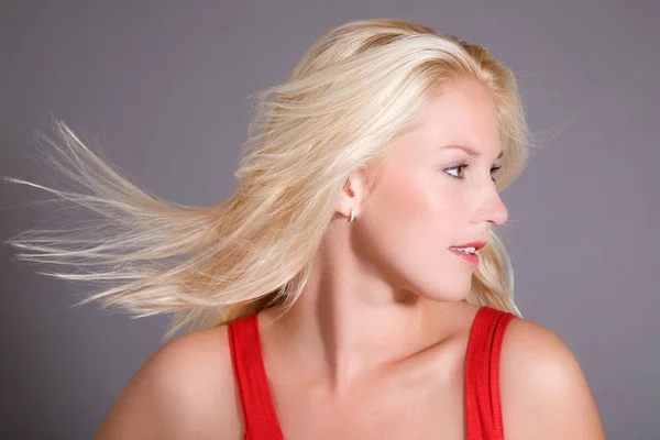 Blond Woman Gray Background Looking — Stock Photo, Image