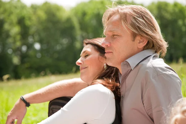 Lindo Casal Apreciando Sol Outro — Fotografia de Stock