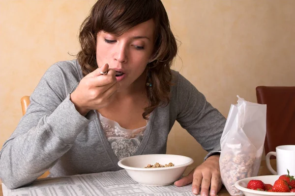 Jolie Jeune Femme Prenant Petit Déjeuner Tout Lisant Journal Financier — Photo