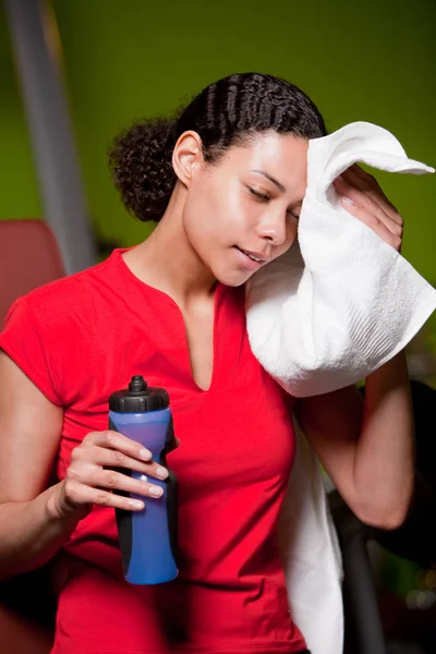 Attraktive Junge Frau Fitnessstudio Wischt Sich Den Schweiß Vom Leib — Stockfoto