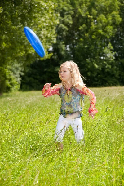 Jovem Cinco Anos Idade Menina Jogando Frisbee Campo — Fotografia de Stock