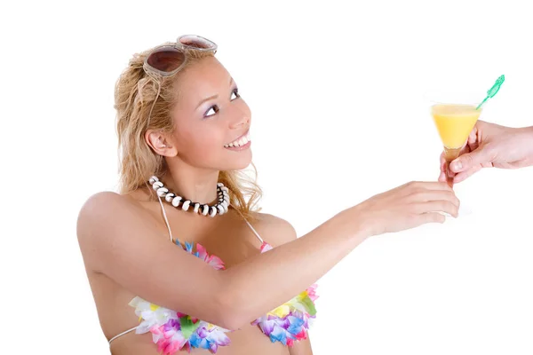Kumsaldaki Güzel Sarışın Kadın Kokteyl Alıyor — Stok fotoğraf