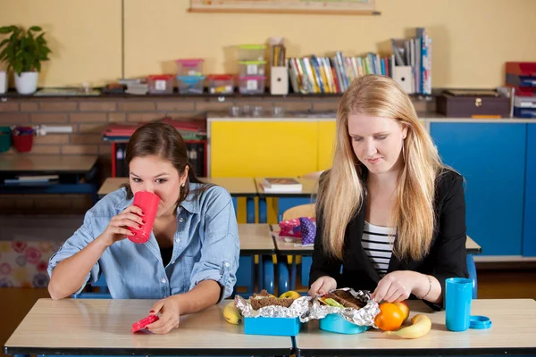 Två Tonåringar Som Äter Hälsosam Skollunch Klassrummet — Stockfoto