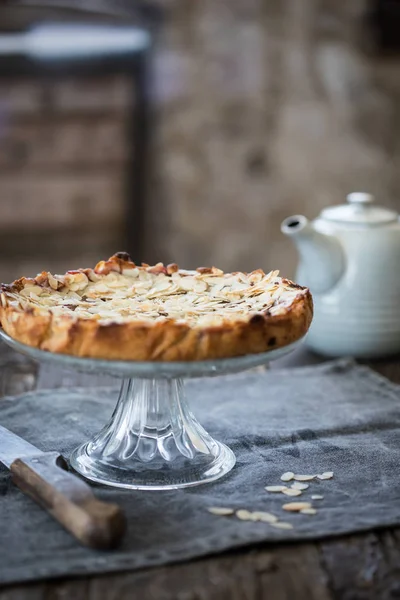 Berry Tart Com Fatias Amêndoa Servido Suporte Bolo Com Faca — Fotografia de Stock