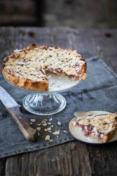 Bogyós Torta Mandulás Szeletekkel Késsel Tálalva — Stock Fotó