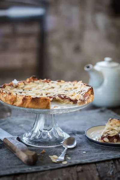 Berry Tart Com Fatias Amêndoa Servido Suporte Bolo Com Faca — Fotografia de Stock