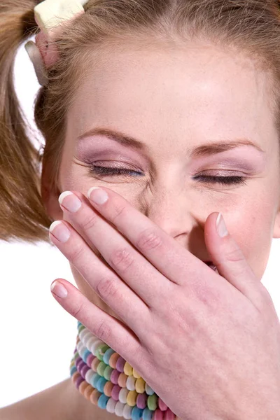 Donna Sorridente Con Trucco Luminoso Collana Che Nasconde Bocca Con — Foto Stock