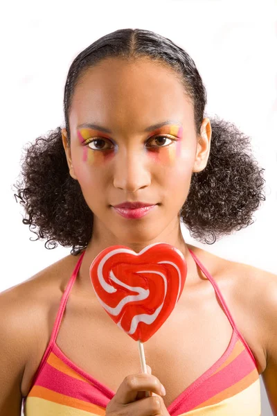 Şeker Kalp Tutan Renkli Makyaj Ile Güzel Kız — Stok fotoğraf