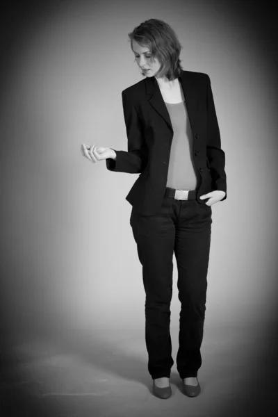 Mujer Jeans Chaqueta Formal Posando Estudio Negro Blanco Monocromático — Foto de Stock
