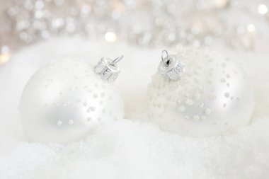 Işıklar içinde belgili tanımlık geçmiş ile karda çok gümüş Noel baubles