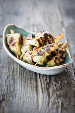 Şişte yeşil soslu kızarmış tavuk.