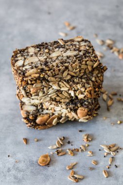 Kek fındık ve tohumla dolu.