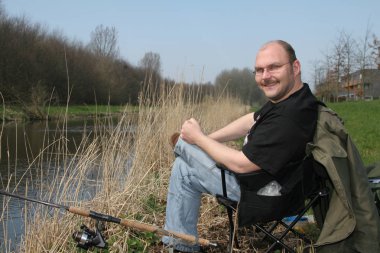 Isırmak için balık için bekleyen balıkçı