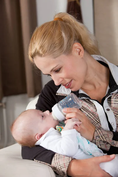 Μητέρα Σίτιση Νεογέννητο Μωρό Μπουκάλι Γάλα — Φωτογραφία Αρχείου