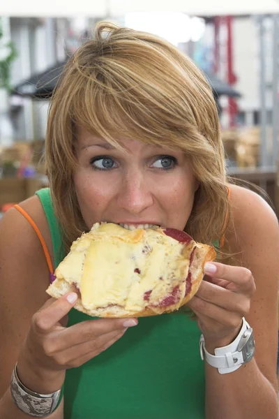 Hübsche Blonde Frau Mit Einem Bissen Von Ihrem Sandwich — Stockfoto