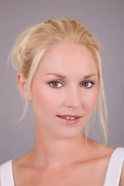 Blonde Woman Gray Background Hair Upwards — Stock Photo, Image