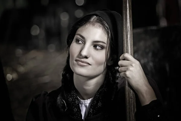 Mujer Joven Campesina Que Descansa Heno — Foto de Stock