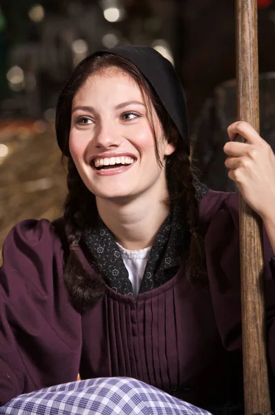 Junge Bäuerin Ruht Sich Heu Aus — Stockfoto