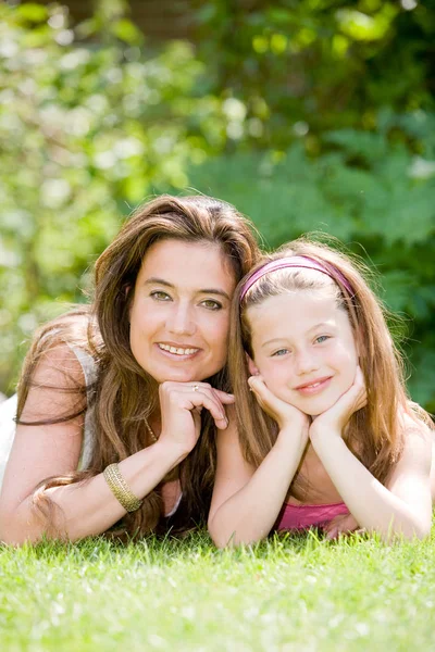 Moeder Dochter Liggen Samen Het Gras Een Zomerdag — Stockfoto