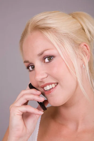 Mujer Rubia Con Teléfono Móvil Mano —  Fotos de Stock