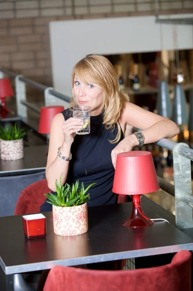 Kaunis Vaalea Nainen Istuu Baarissa Drinkillä — kuvapankkivalokuva