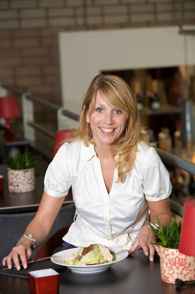 Attractive Blond Business Woman Having Healthy Lunch — Stock Photo, Image