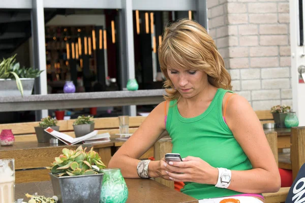 Pretty Blond Girl Sitting Terrace Sending Text Messages Her Friends — Stock Photo, Image