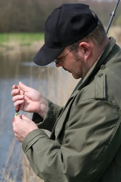 Man Zijn Fishingrod Voorbereiding — Stockfoto