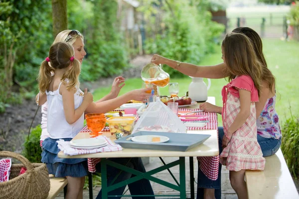 Kobiety Ich Córka Jedzą Lunch Przy Stole — Zdjęcie stockowe