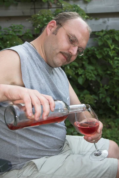 Volwassen Man Gieten Van Een Glas Wijn — Stockfoto