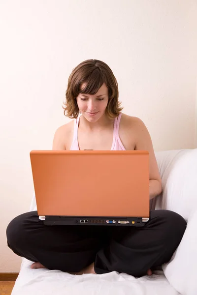 Pretty Brunette Sitting Relaxed Couch Working Laptop — Stock Photo, Image