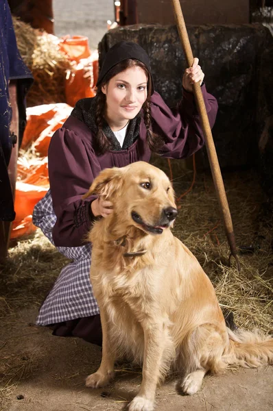 Frau Auf Bauernhof Kniet Mit Hund — Stockfoto