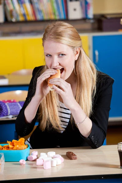 Schoolmeisje Eet Ongezonde Lunch Met Hotdog Marshmallows — Stockfoto