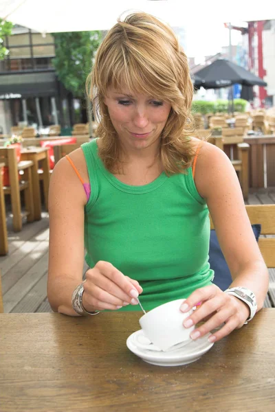 Mooi Blond Meisje Een Gezicht Trekken Omdat Haar Coffeecup Leeg — Stockfoto