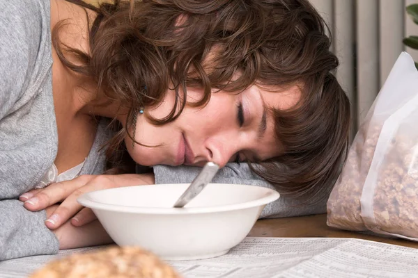 Menina Bonita Tirar Uma Soneca Enquanto Toma Café Manhã — Fotografia de Stock