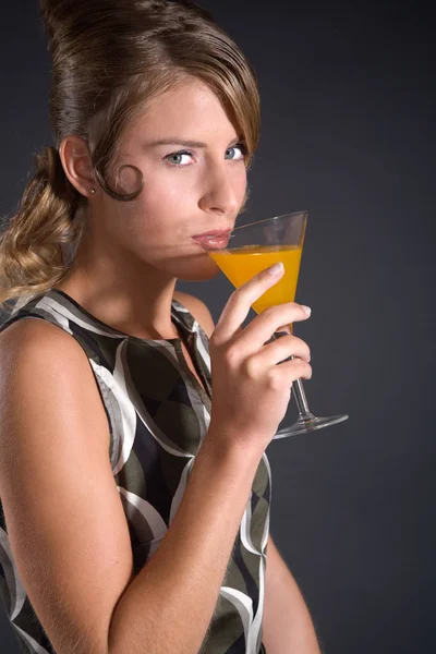 Όμορφη Γυναίκα Πίνει Ένα Ποτό Στο Πάρτι — Φωτογραφία Αρχείου