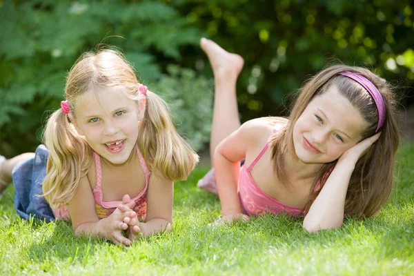 Mignonnes Jeunes Filles Sur Une Journée Été Couché Dans Herbe — Photo