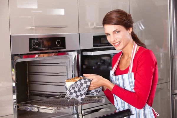 Brünette Holt Frisch Gebackenen Kuchen Aus Dem Ofen — Stockfoto