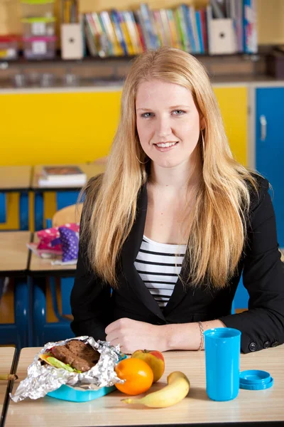 Привабливий Блондин Студент Здоровим Забирає Шкільний Обід — стокове фото
