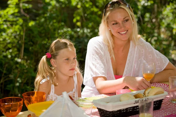 屋外ピクニックを楽しむ母親と娘 — ストック写真