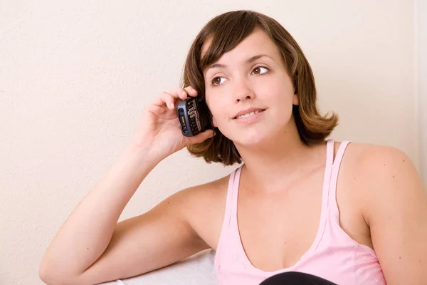 Bonita Morena Teniendo Una Feliz Conversación Por Teléfono — Foto de Stock