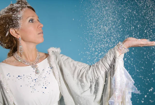 Mooie Blonde Vrouw Met Besneeuwde Kostuum Blauw — Stockfoto