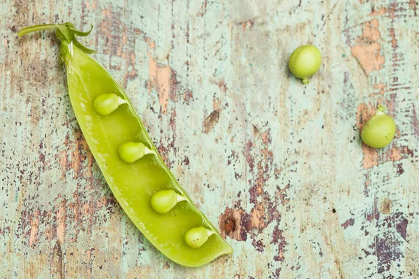 Green Peas Shabby Wooden Background — Stock Photo, Image