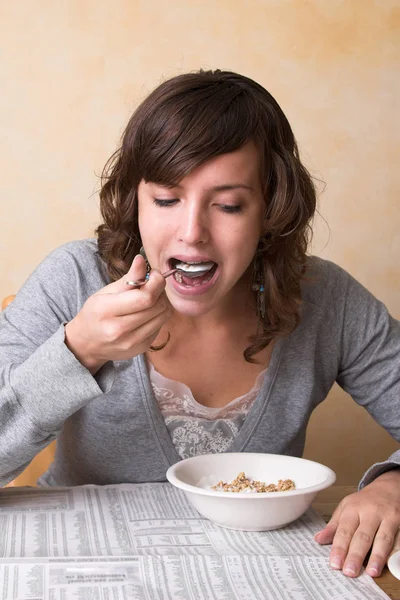 Bonita Morena Disfrutando Yogur Con Granola Mientras Lee Periódico Matutino — Foto de Stock