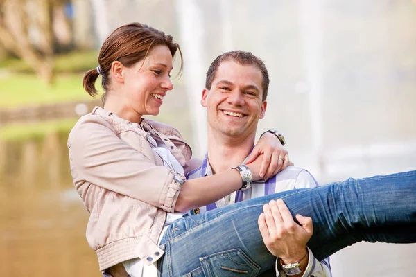素敵な若いカップル一緒に屋外で楽しい時間を過ごして — ストック写真