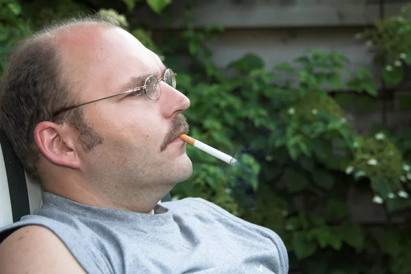 Älterer Mann Raucht Eine Zigarette Während Über Seinen Tag Nachdenkt — Stockfoto