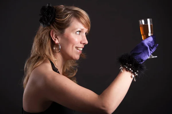 Όμορφη Ξανθιά Γυναίκα Κρατώντας Ένα Ποτήρι Λαμπερό Κρασί Δίνοντας Τοστ — Φωτογραφία Αρχείου