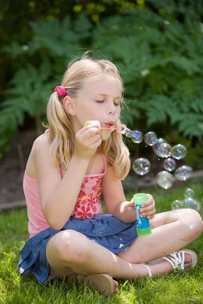 Mignonne Blonde Fille Plein Air Soufflant Bulles Savon — Photo