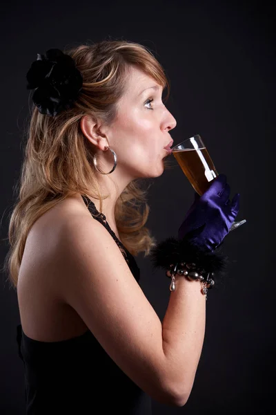 Όμορφη Ξανθιά Γυναίκα Που Πίνει Μια Γουλιά Από Γυαλί — Φωτογραφία Αρχείου