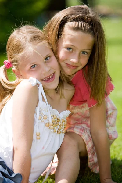 Twee Jonge Meisjes Poseren Samen Buiten Een Zonnige Dag — Stockfoto